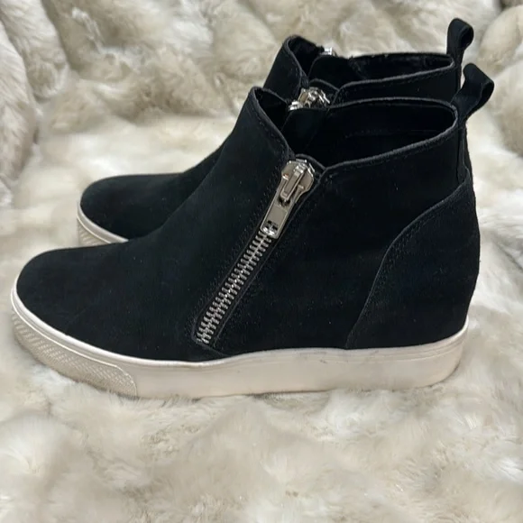 Steve Madden black suede short boots. - Picture 6 of 9